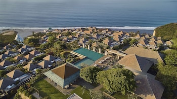 야외 수영장, 08:00 ~ 18:00 오픈, 수영장 파라솔, 일광욕 의자