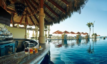 2 piscinas externas, guarda-sóis, espreguiçadeiras