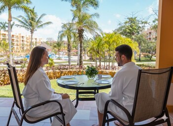 Sur la plage, sable blanc, chaise longue, parasol