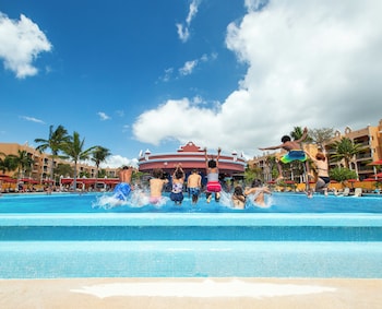6 outdoor pools, pool umbrellas, pool loungers