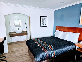 Room, 1 King Bed, Non Smoking | 1 bedroom, desk, iron/ironing board, free WiFi