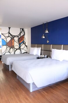 Bureau, rideaux dâobscurcissement, fer et planche Ă repasser