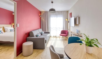 Escritorio, sistema de insonorización, tabla de planchar con plancha