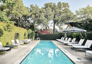 Outdoor pool, pool umbrellas, sun loungers