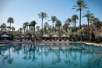 Una piscina cubierta, una piscina al aire libre