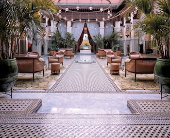 Piscine couverte, piscine extérieure, tentes de plage, parasols de plage