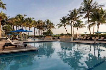 2 outdoor pools, pool umbrellas, sun loungers
