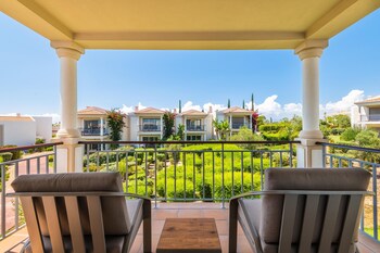 Indoor pool, 2 outdoor pools, pool umbrellas, pool loungers