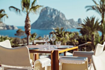 Deluxe Es Vedrà Sea View | Ropa de cama de alta calidad, edredón y camas con efecto memoria