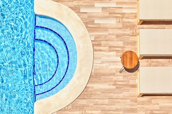 Piscine extérieure, parasols de plage, chaises longues
