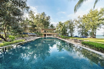 3 restaurants, breakfast, lunch, dinner served; Thai cuisine