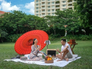 5 restaurants, breakfast, lunch, dinner served; international cuisine