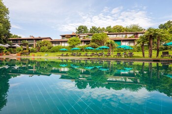 Piscine extérieure (ouverte en saison), parasols de plage