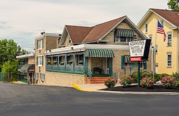 Vista frontal de la propiedad por la tarde o noche