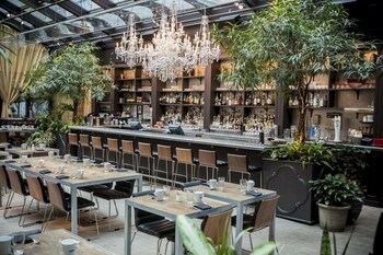 Breakfast, lunch, dinner served; American cuisine, garden views
