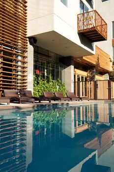 Piscina all'aperto, lettini