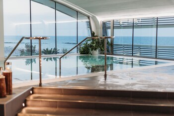 Couples treatment room(s), sauna, hot tub, steam room