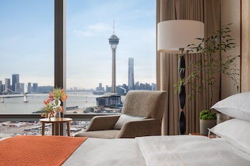 Room, 1 King Bed (Mandarin Premier View) | Bathroom | Separate tub and shower, eco-friendly toiletries, hair dryer, bathrobes