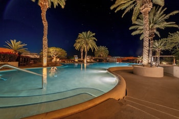 Alberca al aire libre, sombrillas en la alberca y camastros 