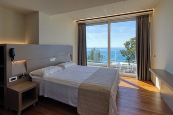 Habitación doble superior, vista al mar, frente al mar | Minibar, caja de seguridad en la habitación y escritorio