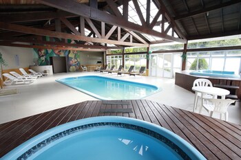Una piscina techada, sillones reclinables de piscina