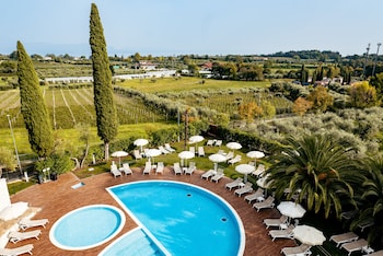 Seasonal outdoor pool, pool umbrellas, sun loungers