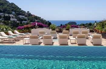 Piscine extérieure en saison, parasols, chaises longues
