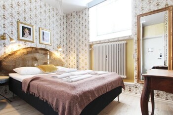 Twin Room (Private Bathroom, No Windows) | Hypo-allergenic bedding, individually decorated, individually furnished