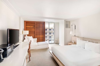 2 buitenzwembaden, zwembadcabana's (toeslag) en parasols bij het zwembad