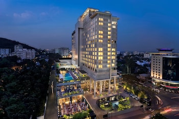 7 restaurants, breakfast, lunch served; local and international cuisine 