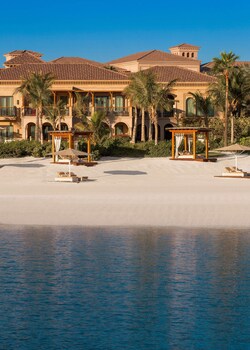 Piscine extérieure, parasols de plage, chaises longues