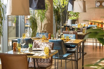 Tägliches Frühstücksbuffet (24 EUR pro Person)