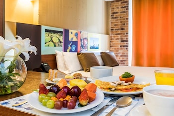 S'hi serveixen esmorzars, dinars, sopars i plats de cuina local 