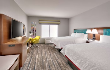 Alberca techada, acceso de 08:00 a 22:00, y camastros