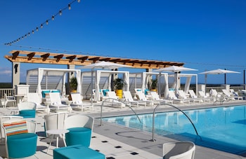 Private beach nearby, white sand, free beach shuttle, beach towels