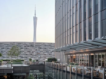 من حمّامات السباحة المغطاة، مقاعد للتشمس، رجال إنقاذ في المنشأة الفندقية