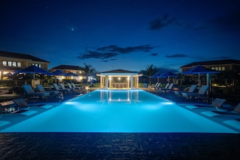 Outdoor pool, pool umbrellas, sun loungers