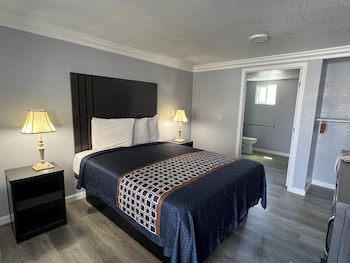 Standard Room, 1 Queen Bed, Accessible | 1 bedroom, free WiFi, bed sheets