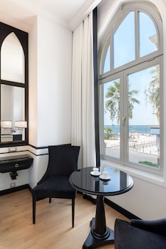 Habitación Deluxe, 1 cama King size, vista al mar | Ropa de cama hipoalergénica y minibar