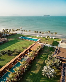 2 outdoor pools, an infinity pool, free cabanas, pool umbrellas
