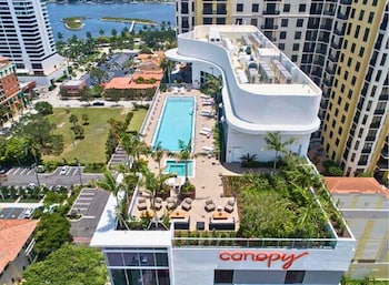 2 restaurants, breakfast served