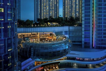 Rooftop bar, al fresco dining, open daily