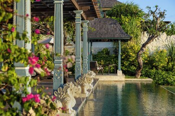 2 restaurants, breakfast served