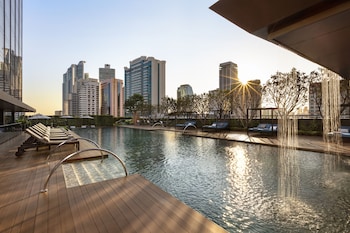 2 bars/lounges, rooftop bar, cocktail bar