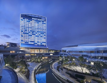 室內游泳池和季節性室外游泳池,開放時間為 10:00 至 19:00,提供泳池遮陽傘和日光浴躺椅