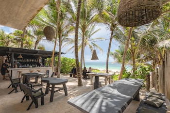 Sur la plage, chaise longue, serviettes de plage