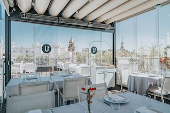 Piscine extérieure, accès possible de 10 h à 20 h, chaises longues