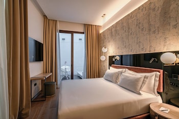 Outdoor pool, open 10:00 AM to 8:00 PM, pool loungers