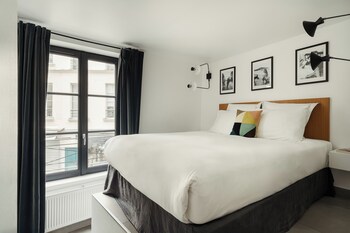 Estudio Deluxe | Área de sala de estar | Smart TV de 49 pulgadas con canales por cable y televisión