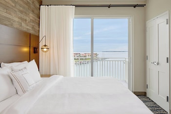 Aperto a pranzo e cena, cucina spagnola, con vista sul mare 